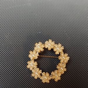 Pearl 10 daisy flower brooch pin